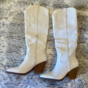 White Heeled Cowgirl Boots with beautiful details 🤍